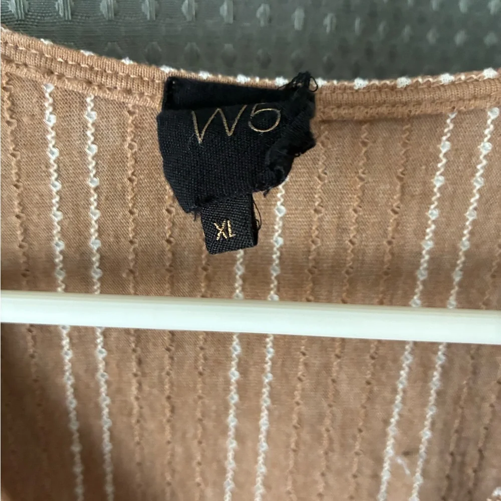 W5 Brown V-Neck Blouse with Twist Detail size says xl, fits more like a m/l - Picture 2 of 3